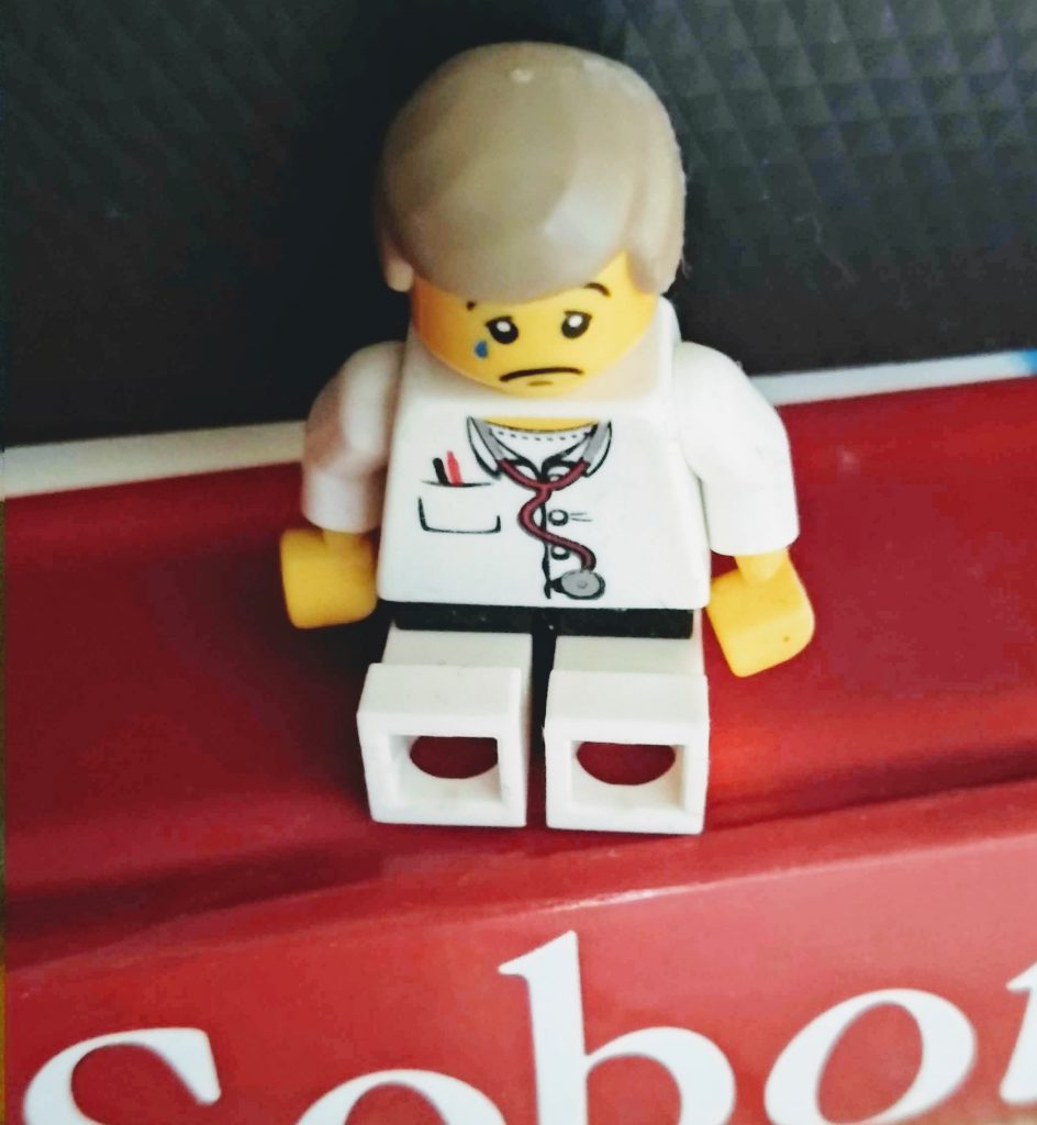 Lego orvos szomorúan ül egy Sobotta atlaszon
Lego doctor crying and sitting on a textbook